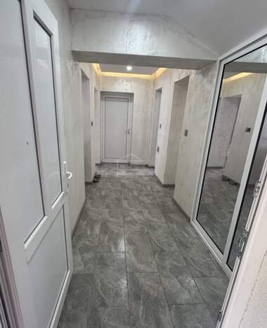 For sale - Floor of a house in Kemera - hudojnik,  Vraca
