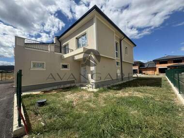 Продажба - Къща в Първенец,  Пловдив