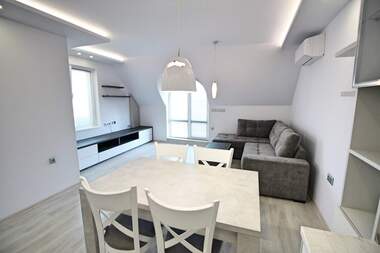 Închiriere - Apartament în Văzrajdane,  Burgas