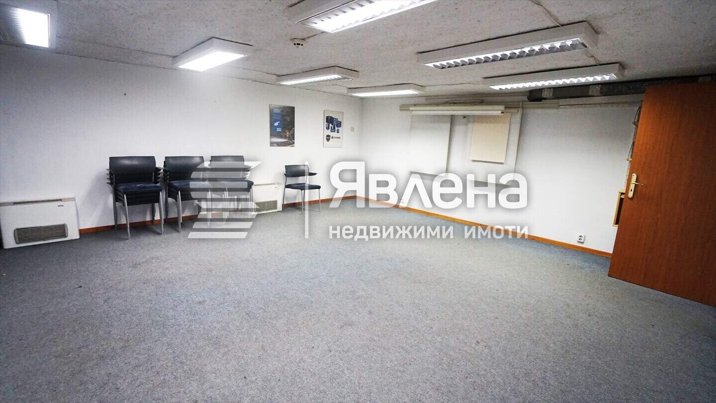Сграда в Промишлена зона Военна рампа, София – снимка 6