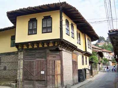 Cheap houses and apartments in Elena