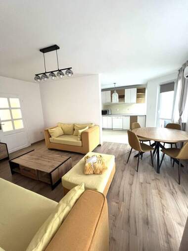 Închiriere - Apartament în Văzrajdane,  Burgas