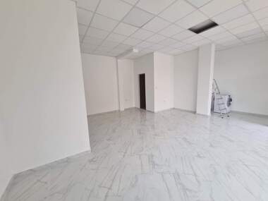 Închiriere - Magazin/Birou/Depozit/Salon de frumusețe/Restaurant/Cabinet de stomatologie în Mladejki hălm,  Haskovo