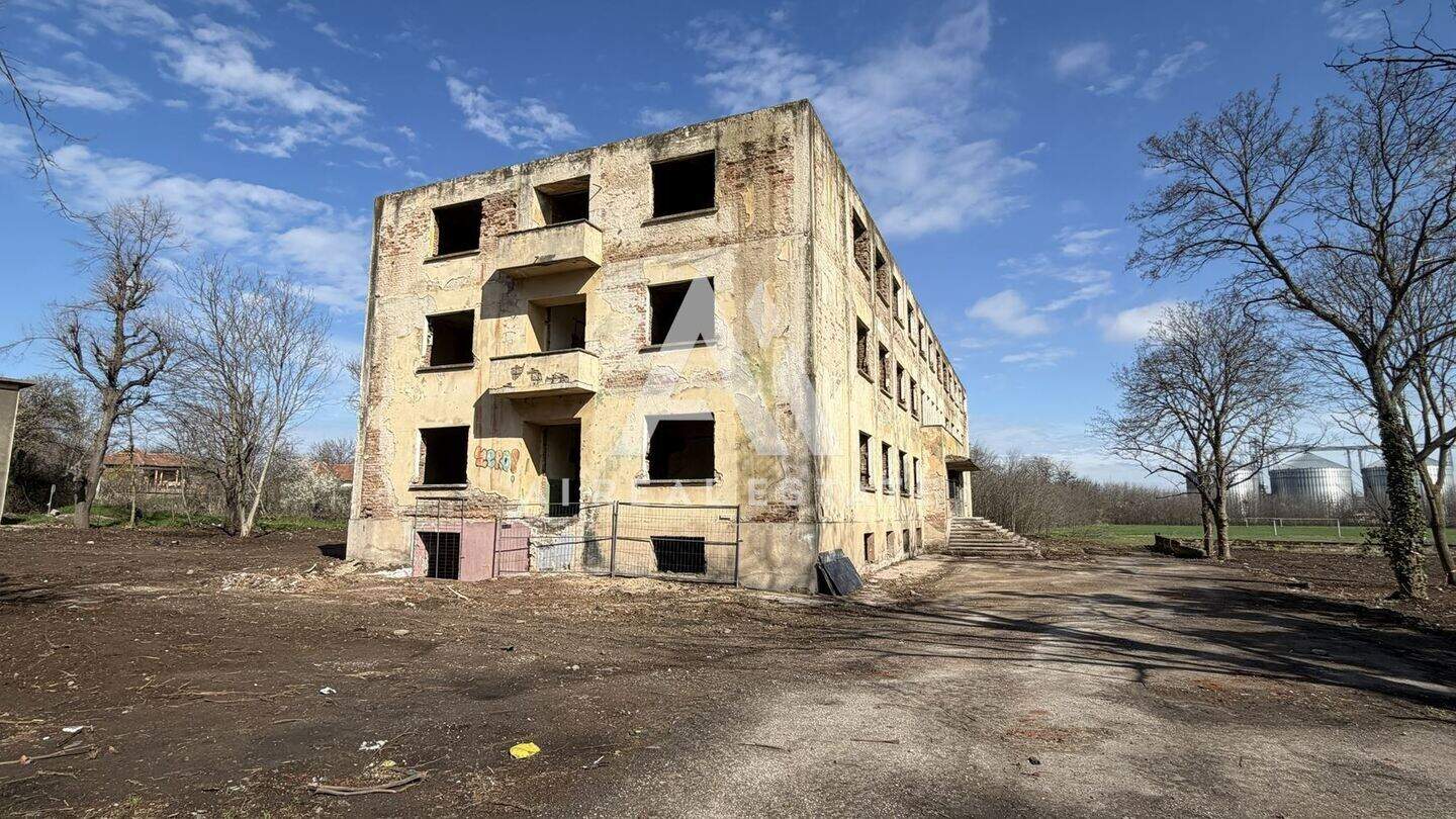 Инвестиционен имот в гр. Долна Митрополия, ул. „Заводска“ !, Плевен