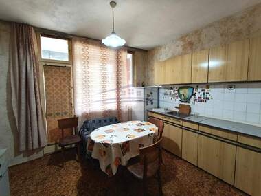 Продажба - Апартамент във Вароша,  Търговище