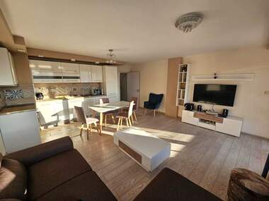 Închiriere - Apartament în Mladejki hălm,  Plovdiv