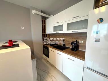Închiriere - Apartament în Hristo Smirnenski,  Plovdiv
