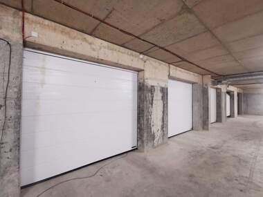 Miete - Garage in Alei Wazrajdane,  Ruse