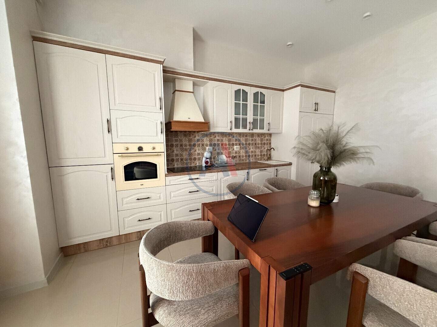 Cu trei camere Apartament în Tombul Djamia, Șumen – fotografia 2