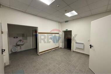 For rent - Store/Beauty saloon/Venue/Dental office in Center,  Shumen