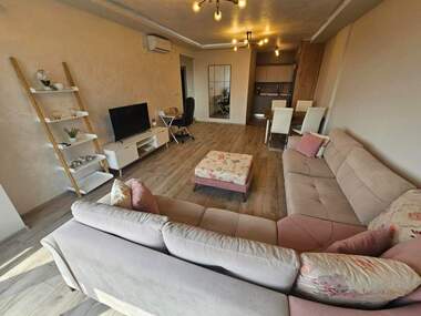 Închiriere - Apartament în Mladejki hălm,  Plovdiv