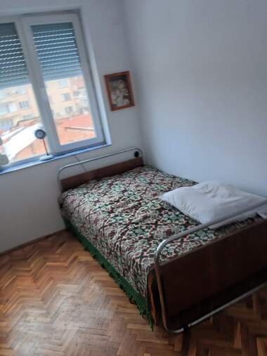 Închiriere - Etaj din casă în Varoș,  Razgrad