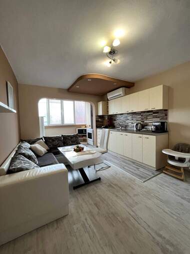 Închiriere - Apartament în Văzrajdane,  Burgas