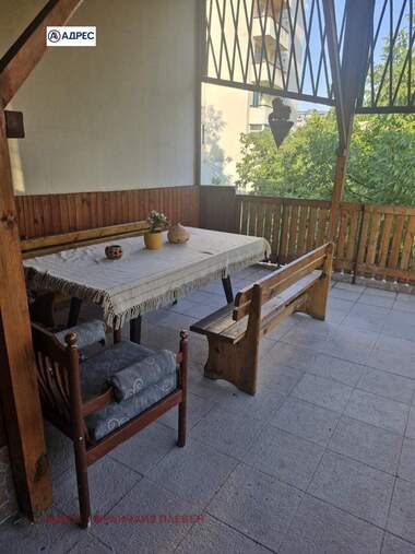 Închiriere - Etaj din casă în Ideal City Center,  Pleven