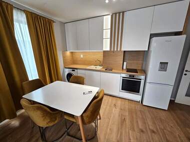 Închiriere - Apartament în Mladejki hălm,  Plovdiv
