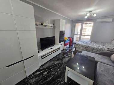 Închiriere - Apartament în Mladejki hălm,  Plovdiv