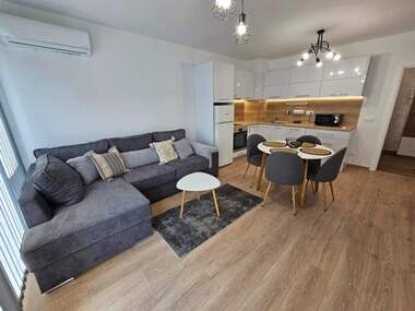 Închiriere - Apartament în Mladejki hălm,  Plovdiv