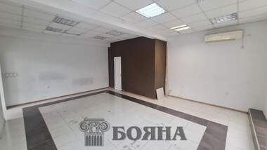 Închiriere - Magazin/Birou/Depozit/Salon de frumusețe în Wider Center,  Ruse
