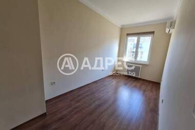 Închiriere - Apartament în Center,  Sofia