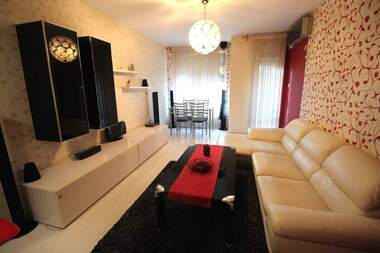 Închiriere - Apartament în Văzrajdane,  Burgas
