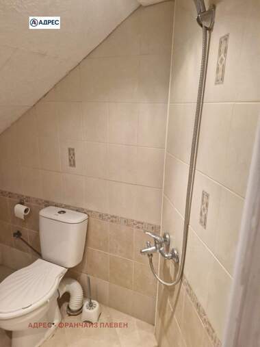 Închiriere - Etaj din casă în Ideal City Center,  Pleven