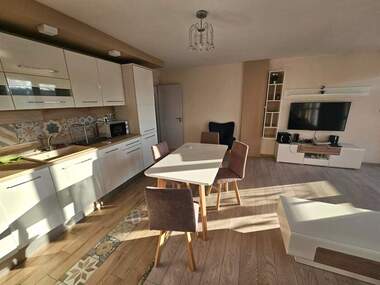 Închiriere - Apartament în Mladejki hălm,  Plovdiv