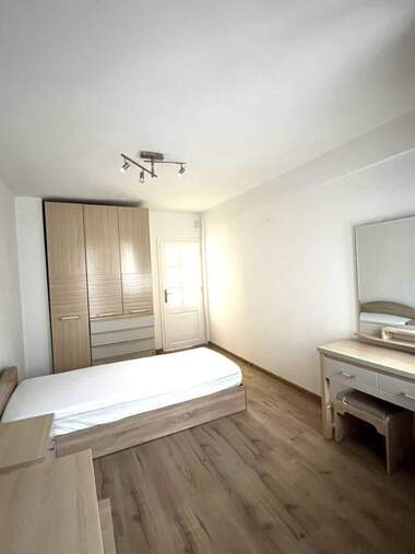 Închiriere - Apartament în Văzrajdane,  Burgas