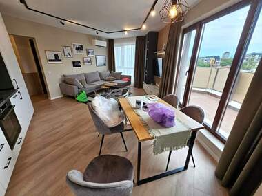 Închiriere - Apartament în Mladejki hălm,  Plovdiv