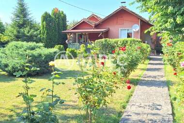 For sale - House in Petarch,  Sofia Oblast