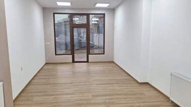 Închiriere - Magazin/Birou/Salon de frumusețe/Cabinet de stomatologie în Center,  Ruse