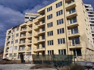 Продажба - Доростол - Сграда с имоти в Алеи Възраждане,  Русе
