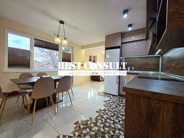 Închiriere - Apartament în Center,  Ruse