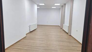 Închiriere - Magazin/Birou/Salon de frumusețe/Cabinet de stomatologie în Center,  Ruse