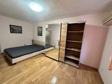 Închiriere - Apartament în Văzrajdane,  Burgas