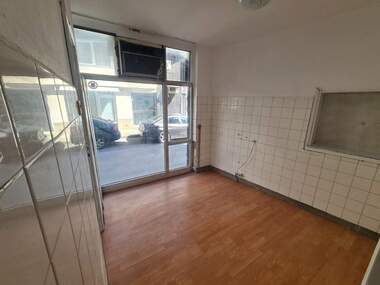 Vânzare - Magazin/Birou/Salon de frumusețe/Restaurant/Cabinet de stomatologie în Center,  Ruse