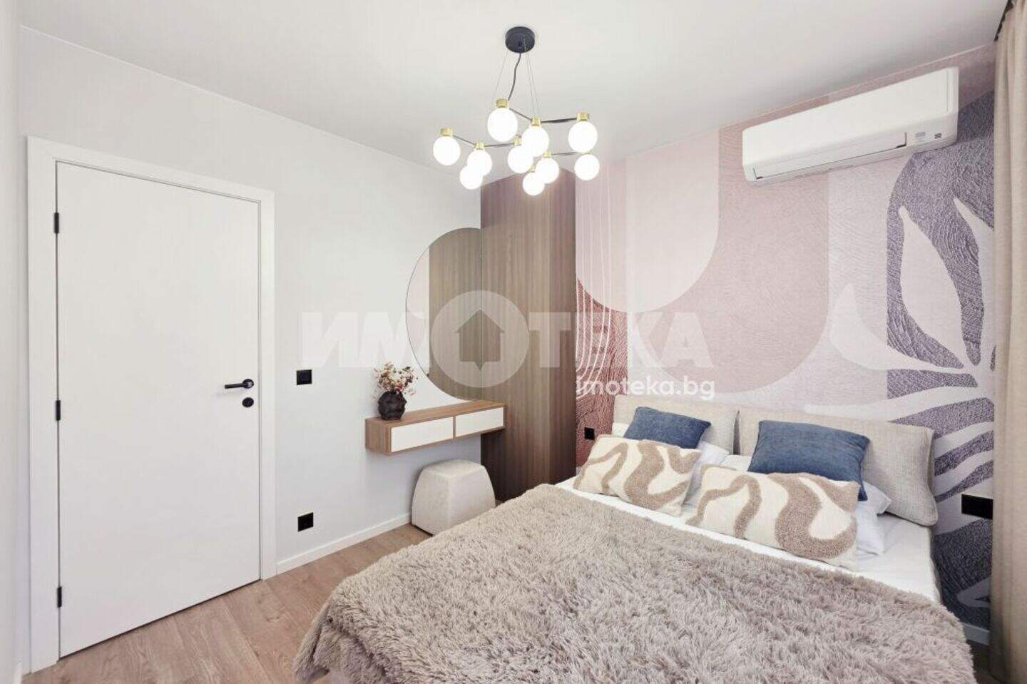 Тристаен Апартамент в Изток, София – снимка 2