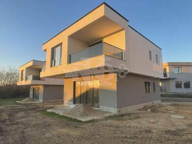 For sale - House in Borovec - Iug,  Varna
