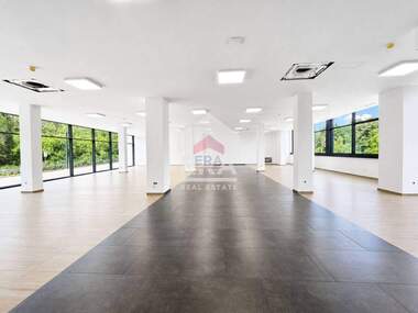 For rent - Store in Promishlena zona - Iug,  Veliko Tarnovo