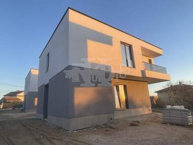 For sale - House in Borovec - Iug,  Varna