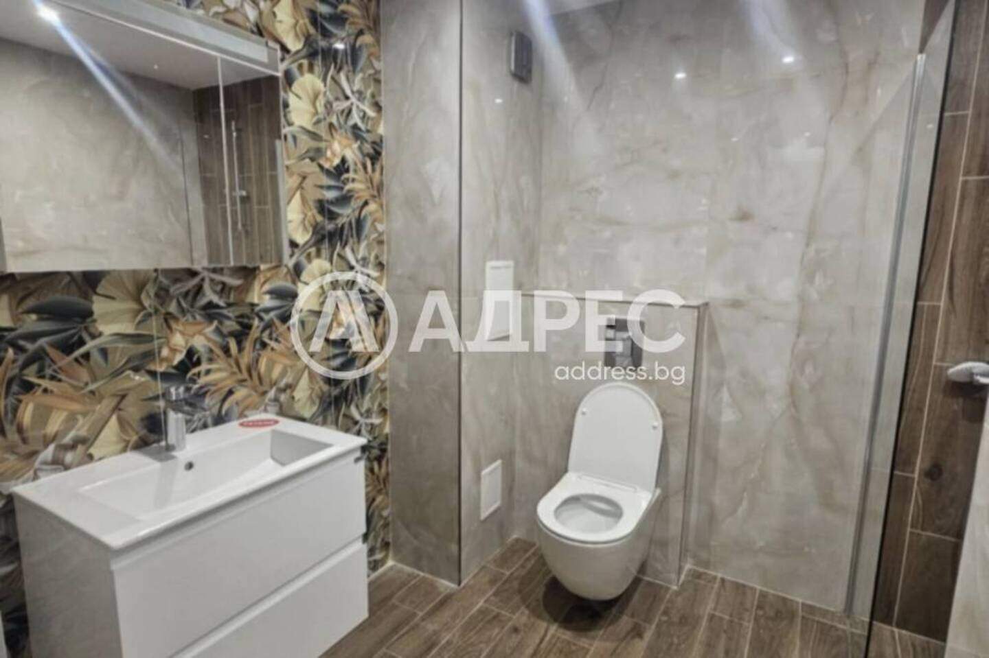 Тристаен Апартамент в Център, София – снимка 3